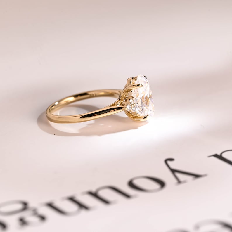 Stunning 1.0 - 2.0 CT Oval Moissanite Engagement Ring with Cluster Design 9