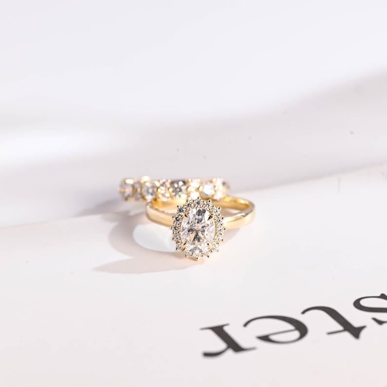 Stunning 1.0 - 2.0 CT Oval Moissanite Engagement Ring with Halo Design 3