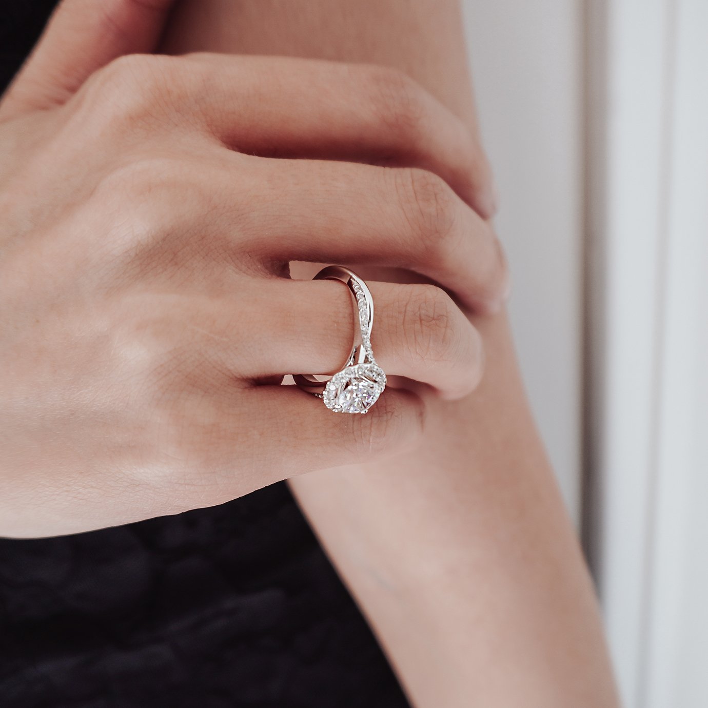 1.0 CT Round Shaped Moissanite Halo Engagement Ring