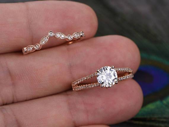 1.0 CT Round Cut Solitaire Split Shank Moissanite Bridal Ring Set