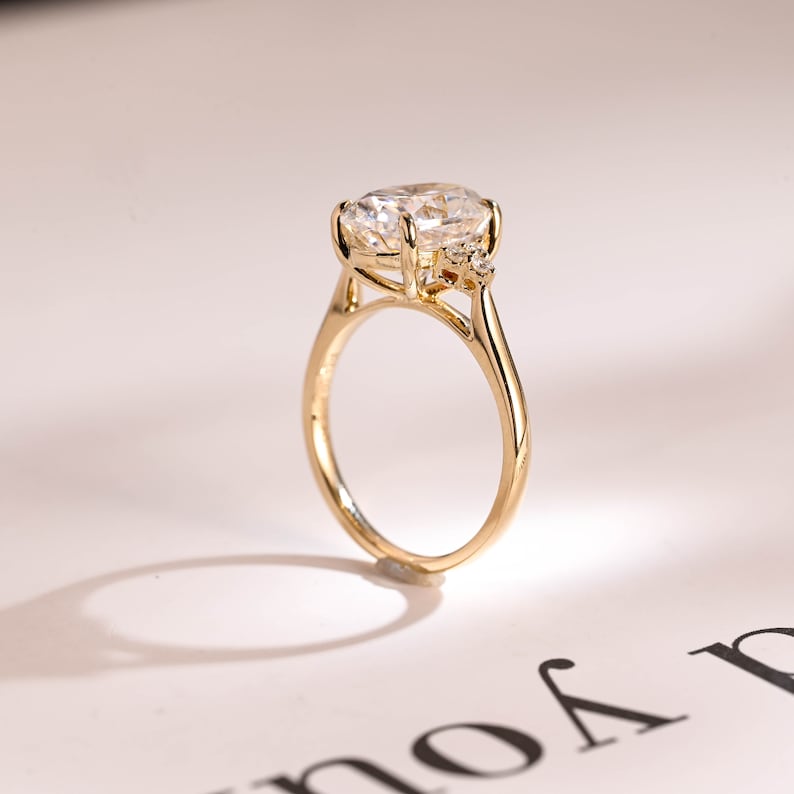 Stunning 1.0 - 2.0 CT Oval Moissanite Engagement Ring with Cluster Design 5