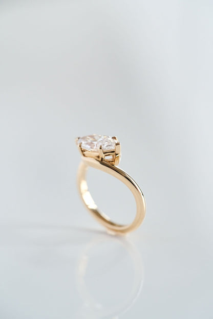 3.0 CT Elongated Cushion Solitaire Lab Grown Diamond Engagement Ringt