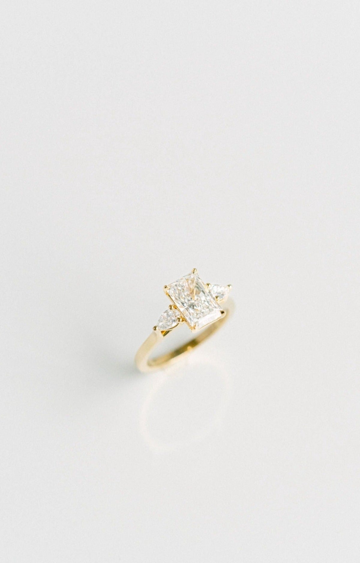 3.0 CT Elongated Cushion Solitaire Lab Grown Diamond Engagement Ringt