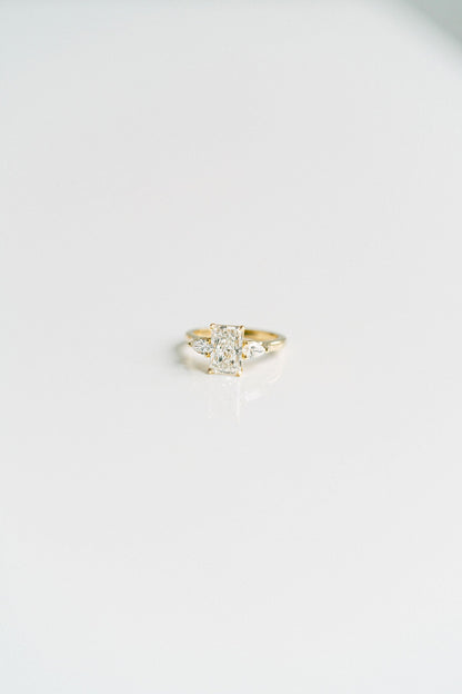 3.0 CT Elongated Cushion Solitaire Lab Grown Diamond Engagement Ringt