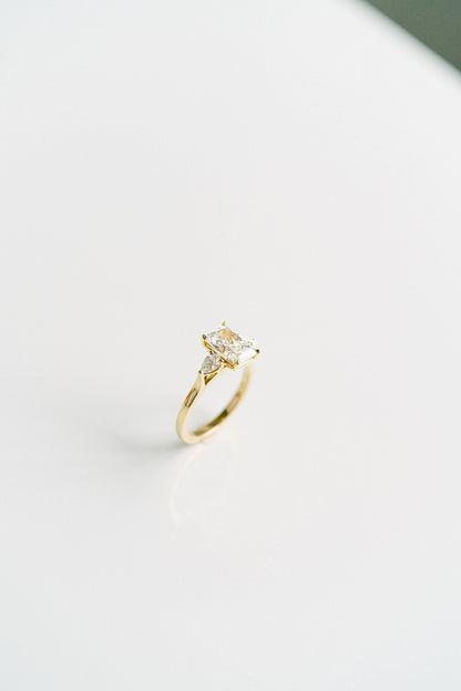 3.0 CT Elongated Cushion Solitaire Lab Grown Diamond Engagement Ringt