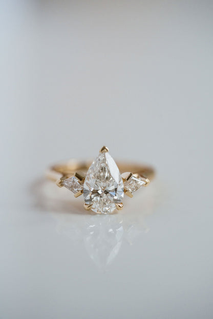 3.0 CT Elongated Cushion Solitaire Lab Grown Diamond Engagement Ringt