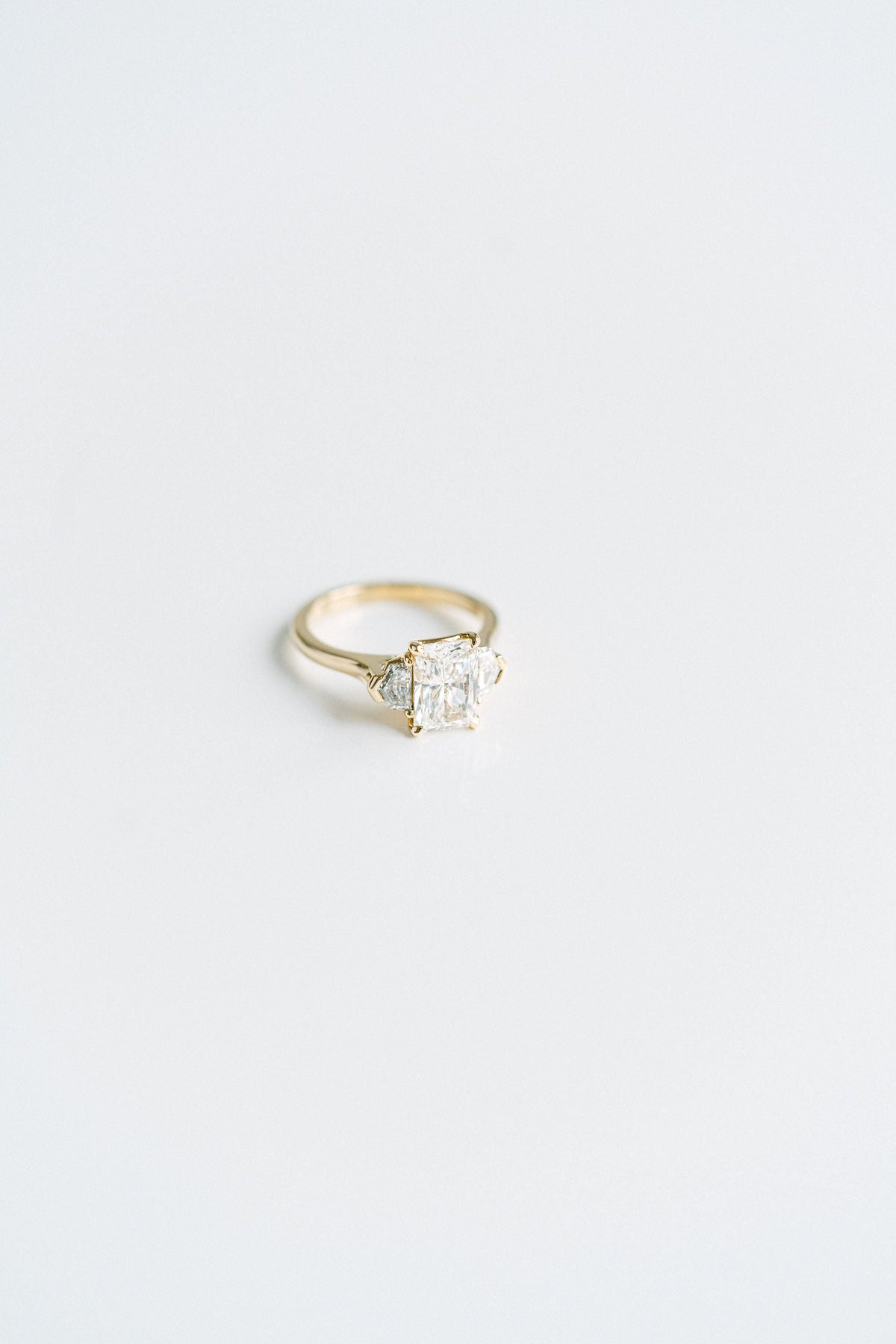 3.0 CT Elongated Cushion Solitaire Lab Grown Diamond Engagement Ringt