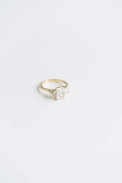3.0 CT Elongated Cushion Solitaire Lab Grown Diamond Engagement Ringt