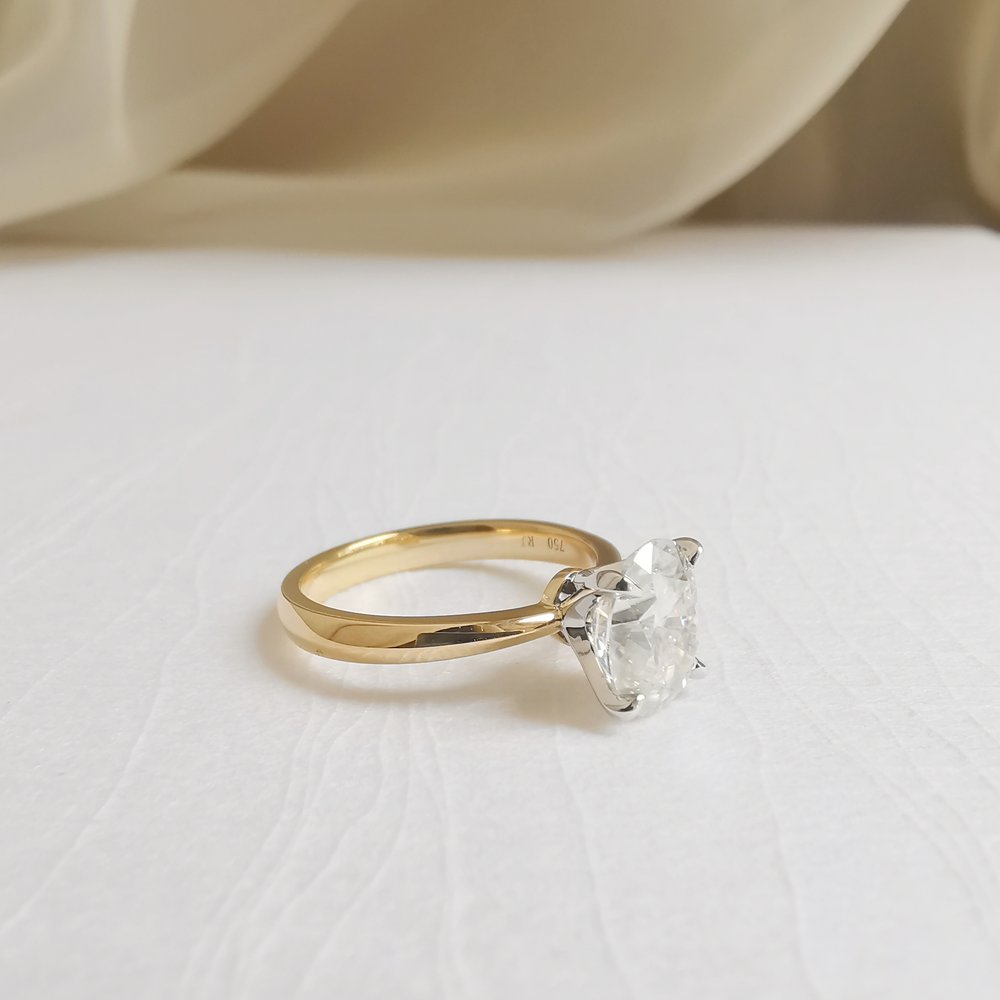 2.0 CT Oval Shaped Moissanite Solitaire Engagement Ring