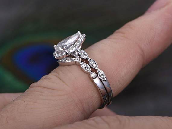 1.0 CT Pear Cut Halo Moissanite Bridal Ring Set