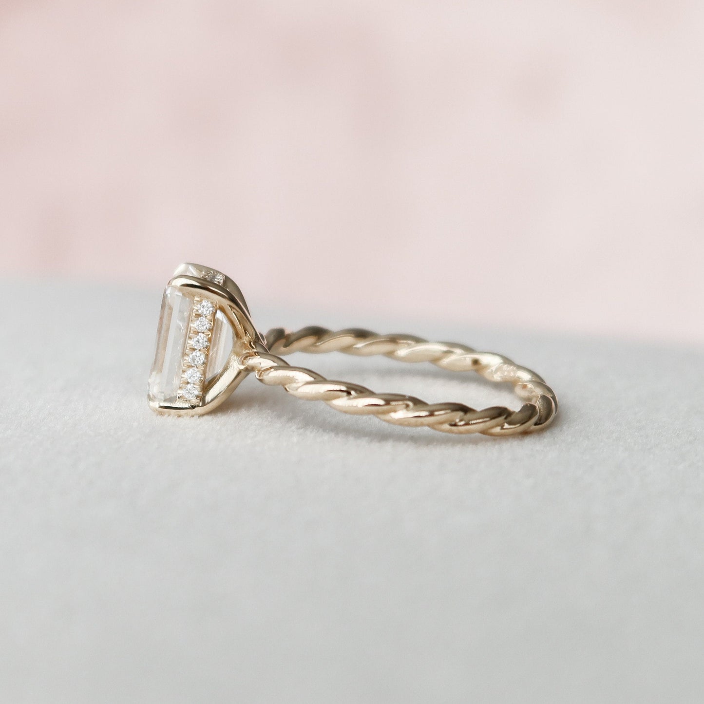 2.0 CT Emerald Twisted Band & Solitaire Moissanite Engagement Ring