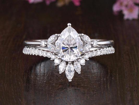 0.75 CT Pear Cluster Moissanite Bridal Ring Set