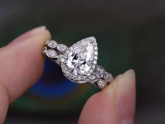 1.0 CT Pear Cut Halo Moissanite Bridal Ring Set