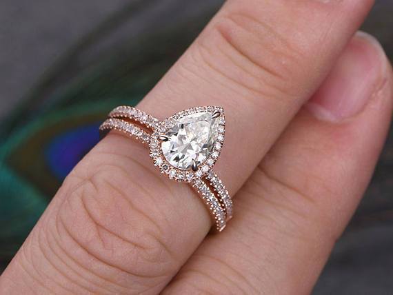 1.0 CT Pear Cut Halo Moissanite Bridal Ring Set